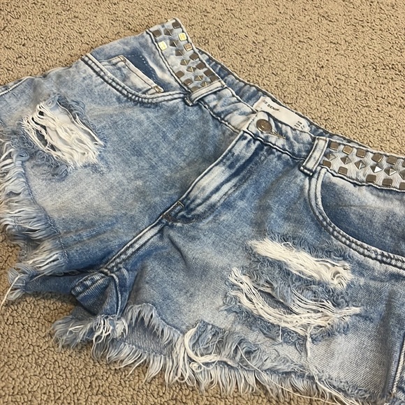 Zara distressed mini denim shorts - Picture 5 of 6